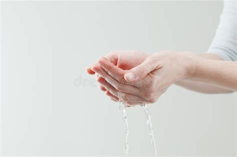 Вода в руках стоковое фото. изображение насчитывающей влажно - 35615746