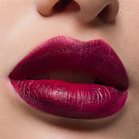magenta lipstick   wear  hottest makeup trend