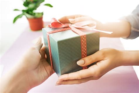 personalized gift ideas  delight  loved   dubai