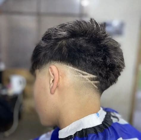 Corte Low Fade Em V Com Risco - Corte Low Fade Em V