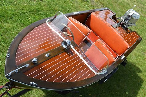 Vintage runabout boat - yogross