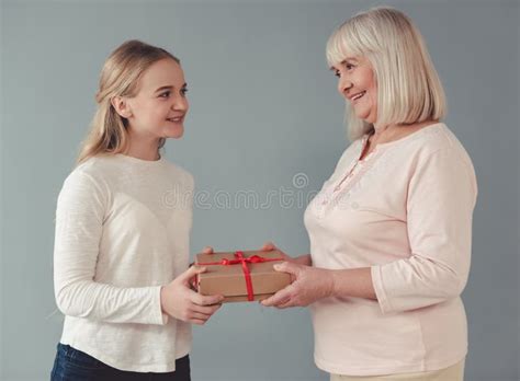 Бабушка и внучка стоковое изображение. изображение насчитывающей ...