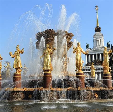 #SabíasQue La fuente “Amistad de las Naciones”, muestra 16 estatuas que ...