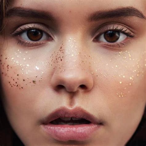 Shiny freckles | Festival makeup glitter, Freckles makeup, Bohemian makeup
