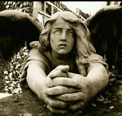 Надгробие на старом кладбище | Angel statues, Cemetery statues ...