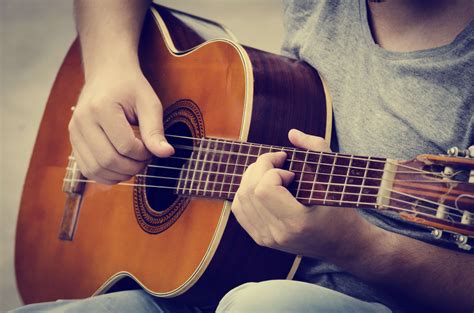 Какую гитару выбрать начинающему? Классика или акустика? Уроки