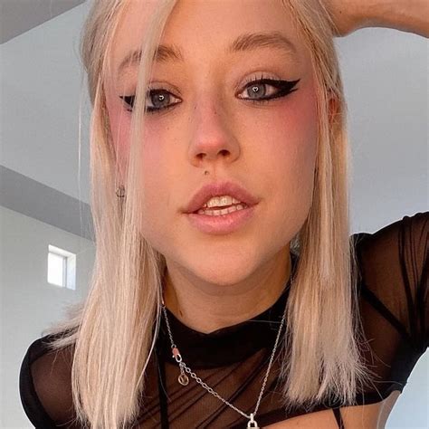 Sabrina Nichole (Instagram Star) - Age, Birthday, Bio, Facts, Family ...