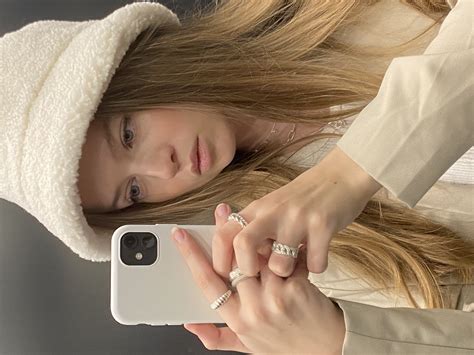 White teddy bucket hat. iphone 11 mirror selfie. White phonecase. Dark ...