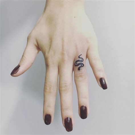 Tattoo • Подборка тату на тему: Змея на пальце (29 фото)