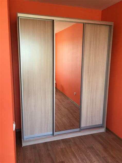 Трехдверный шкаф-купе Дуб Соснома с делителями и зеркалом Landl.