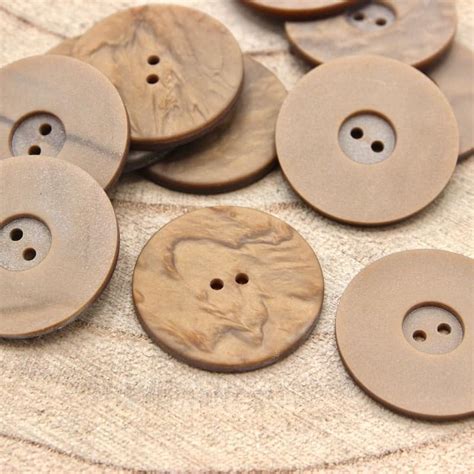 button pearly beige