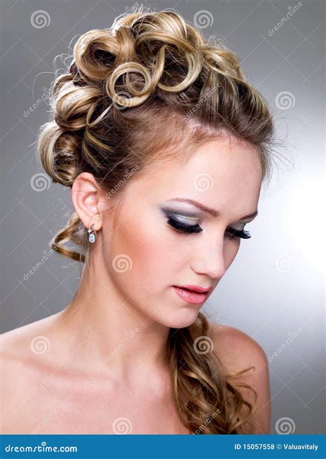 Penteado Do Casamento Da Forma Foto de Stock - Imagem de noiva