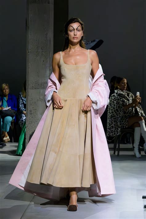 Marni primavera-verano 2025: una fábrica de sueños, donde una fábrica