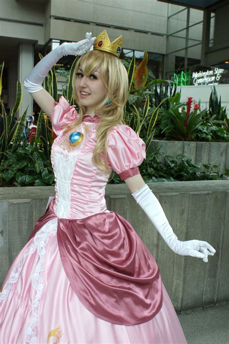 Princess peach cosplay
