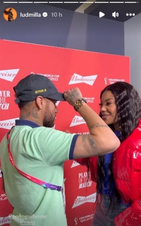 Ludmilla encontra jogadores da Seleção e entrega troféu de melhor