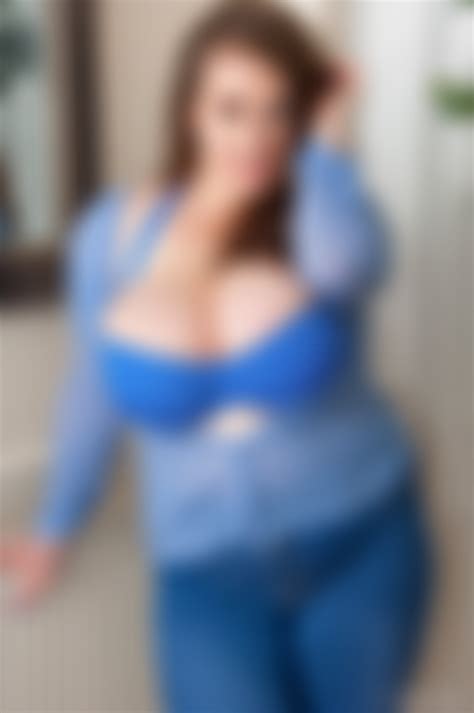 Georgina Gee's epic cleavage : hugeboobs