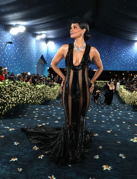 MET Gala 2025: Halle Berry szokuje w czarnej prześwitującej sukience i