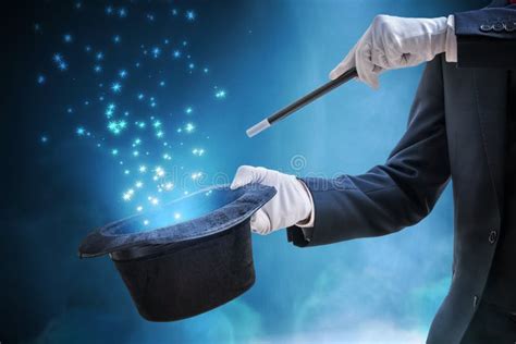 Молодые Illusionist или волшебник показывают волшебный фокус с ...