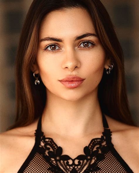 Une fille, vingt-six photos : Anna Anatta - Auxane d'Aumale