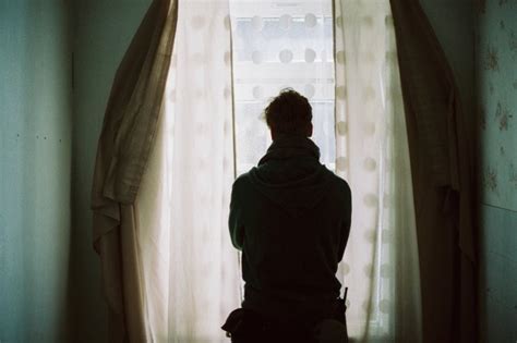 Отец воспитывал 8-летнего сына, заставляя держать во рту паука и ...
