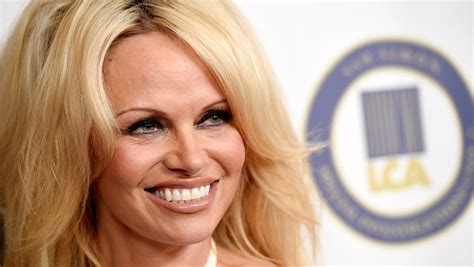 Pamela Anderson posts nude photo, claims she's cured of hepatitis C