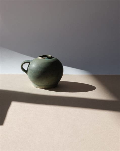 Talking to Miló Moire, performance artist. Naked body against social