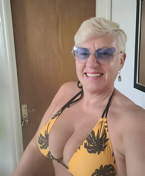 🎁 my favorite aunt debuting her new glasses. : r/gilf