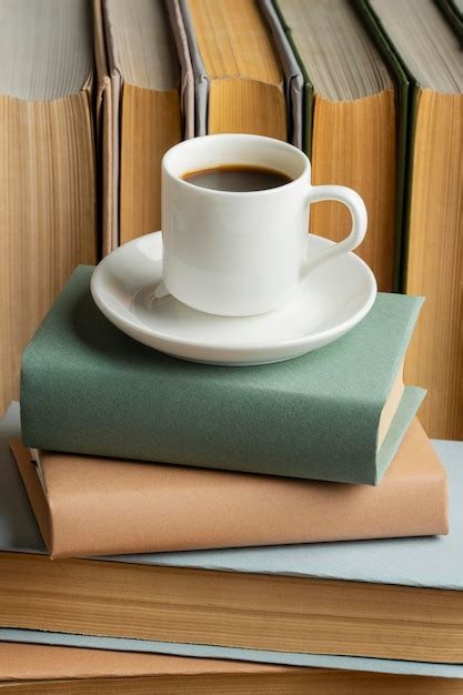 Творческая композиция с разными книгами | Бесплатно Фото