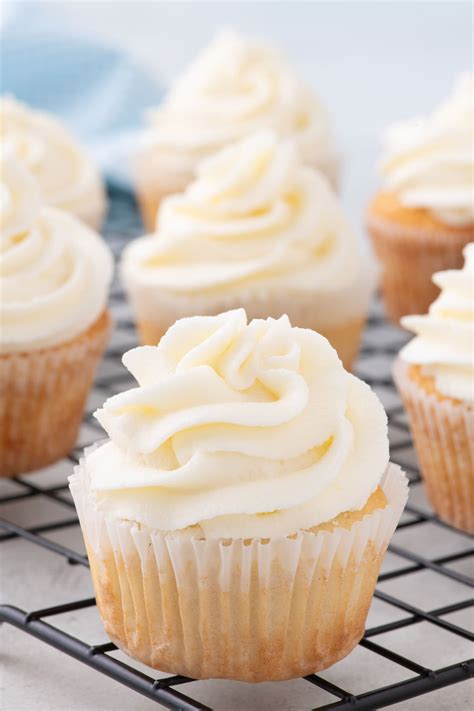 Vanilla Cupcakes - Amanda's Cookin' - Cake & Cupcakes