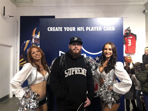 Met a couple Raiderettes in London today : r/oaklandraiders