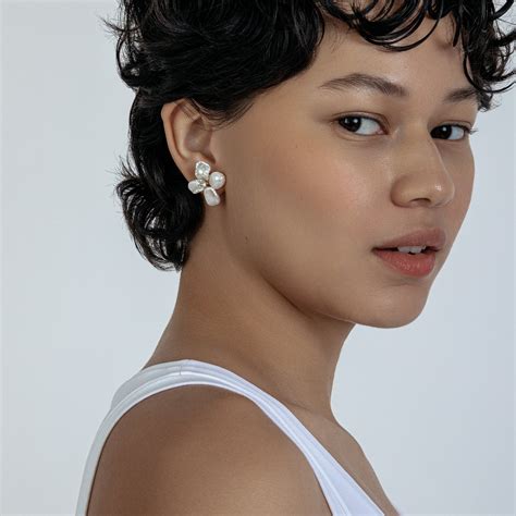 Flower Pearl Earrings | SHASHI Flower Earrings - SHOP SHASHI