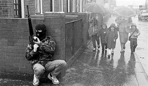 (1978) Irish Republican Army Volunteer on patrol in Belfast : pics