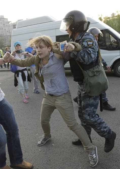 Надо защищать девушек на митингах Один за всех, и все за одного ...