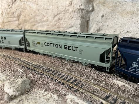 ANNA CAPRI USED. Athearn Blue Box, 55' ACF Centre Flow Hoppers, HO Scale