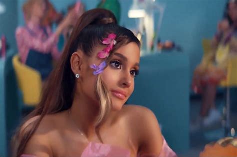 ariana grandes video        vid