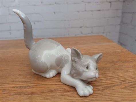 Vintage Lladro Crawling Cat by Salvador Debon, 1981 for sale at Pamono