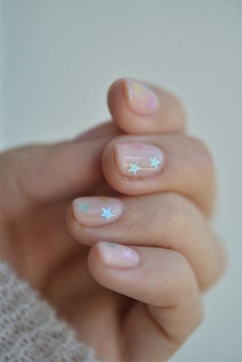 How to Do the Prettiest (Yet Subtle!) Nail Art at Home | Subtle nail ...