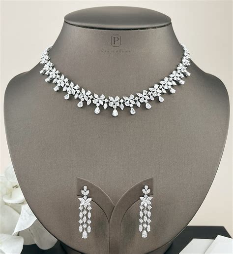 ร้านเพชร PARICHGEMS แหวนแต่งงาน แหวนเพชร | NEW IN : Hidden halo ring