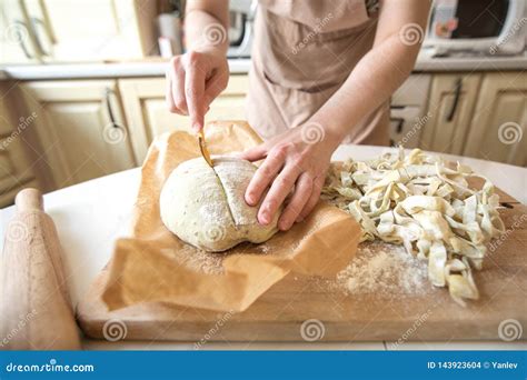Panader?a Casera En La Cocina Foto de archivo - Imagen de eléctrico ...