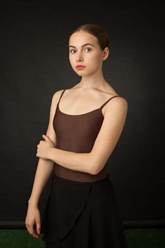 Studioporträt Einer Attraktiven 18 Jährige Frau Stockfoto und mehr ...