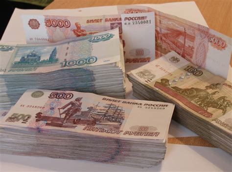 Рубль укрепляется к доллару и евро на открытии торгов