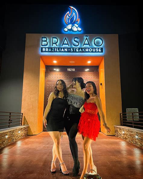 Julia Watkins | free shots all night 🥂 . . #girlsnight #girlsnightout #