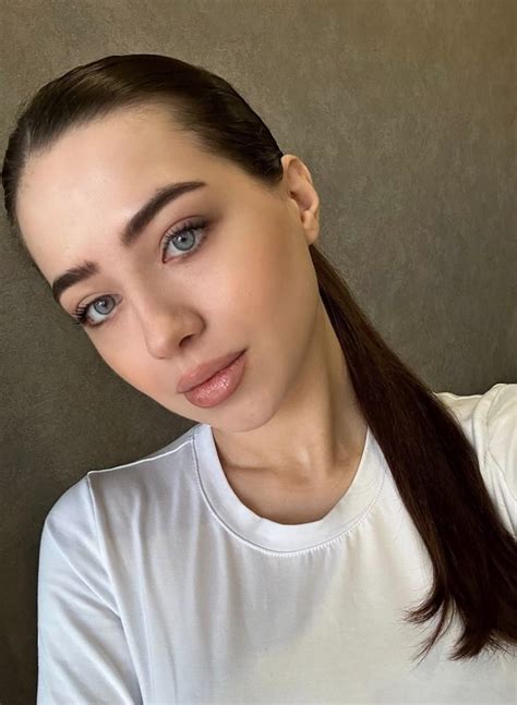 Вас уже 400 давайте знакомится 🫶🏻 Меня зовут Фатя, мне 23 ️Учусь, веду ...