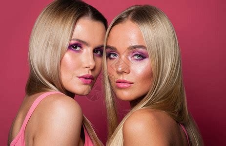 两个金发美女粉红时装化高清图片下载-正版图片504129710-摄图网