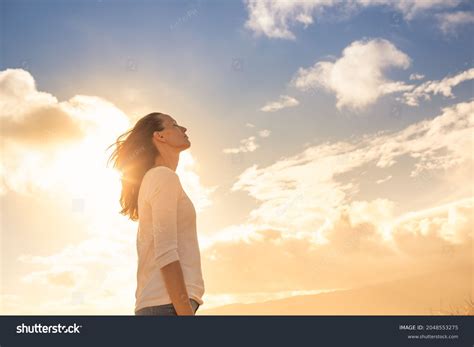 2+ Million Woman Looking Up Royalty-Free Images, Stock Photos