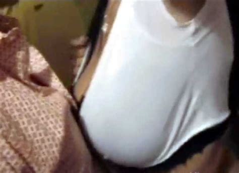 Agarrou os peitões da morena gostosa no ônibus - Videomaniaco Sexo
