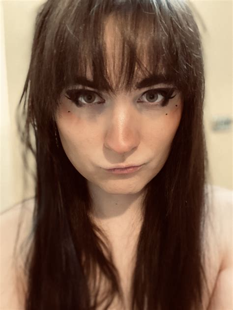 Am I pretty enough to suck your cock? | Scrolller