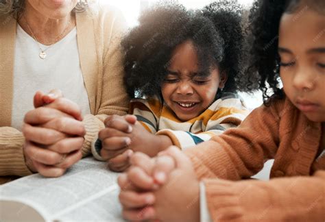 children worshipping god