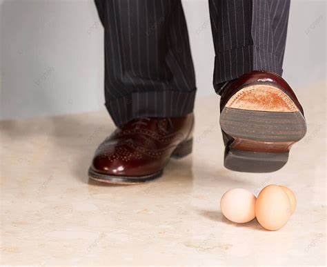 Pisando Em Ovos Significado - Fundo Sapato Do Homem Pisando Em Três Ovos Sob Pressão Pisando Em ...