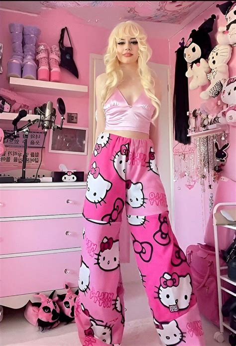 девушка в розовом топе и штанах хеллоу китти😽 в 2022 г | Одежда hello ...